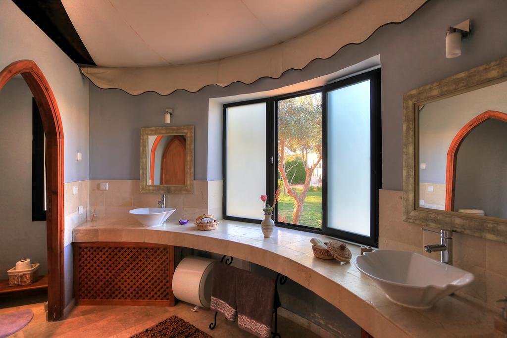 Villa Marco Au Jardin Des Senteurs El Ain Bagian luar foto