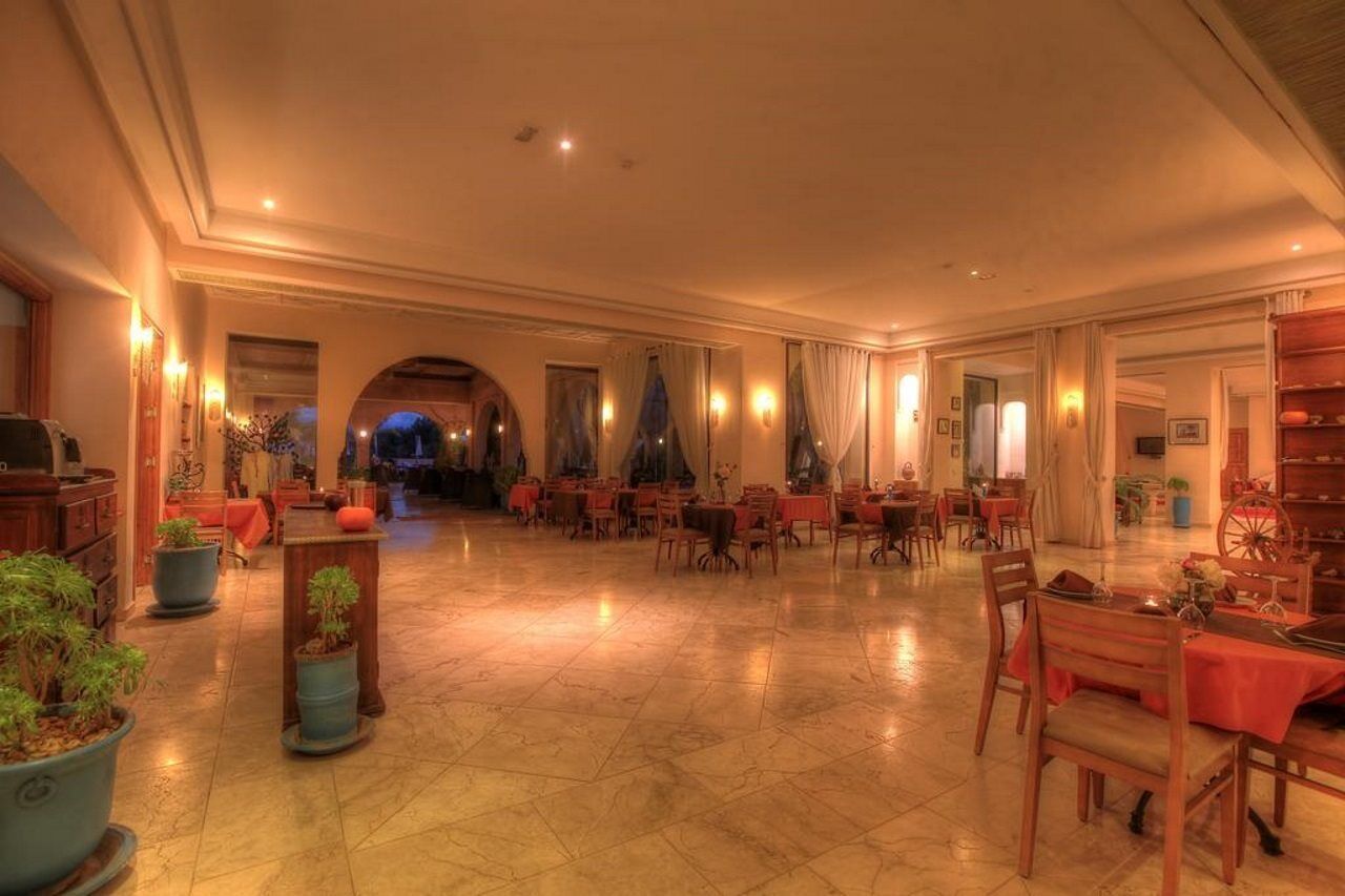 Villa Marco Au Jardin Des Senteurs El Ain Bagian luar foto
